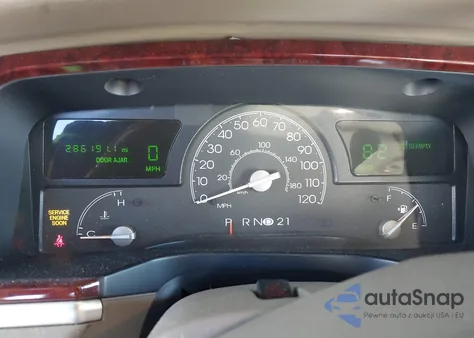 2005 Lincoln Town Car Signature Limited from USA, damaged, VIN 1LNHM82WX5Y601895